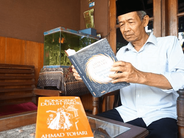 Budayawan Ahmad Tohari