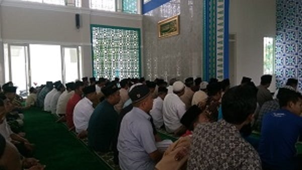 Shalat Jumat di Masjid Nur Tjokrosiwojo