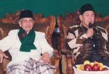 KH. Syaroni Ahmadi Dan Gus Dur