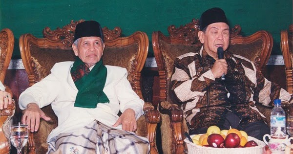KH. Syaroni Ahmadi Dan Gus Dur