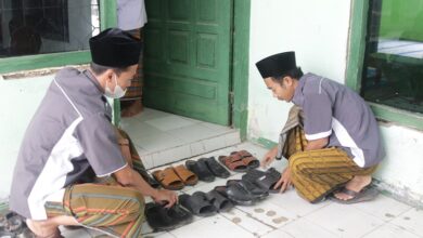 Ngalap Berkah Sandal Kiai