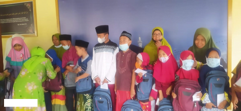 Ranting NU Padangjaya Serahkan Bantuan Peralatan Sekolah