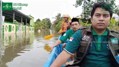 naik perahu melayani kesehatan warga