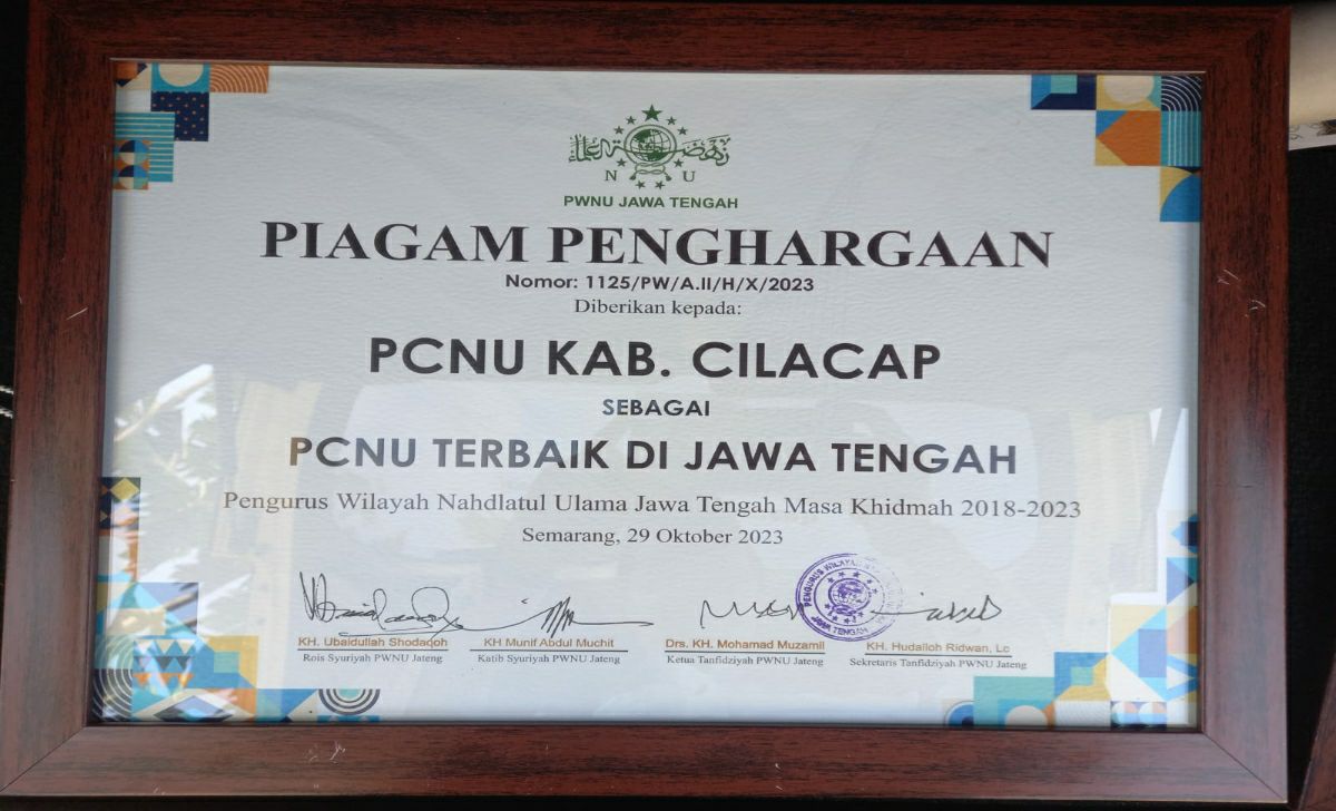 Piagam Penghargaan PCNU terbaik se-Jawa Tengah untuk PCNU Cilacap