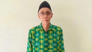 KH Ubaidillah Sodhaqoh kenakan Batik NU karya Santri Kroya Cilacap