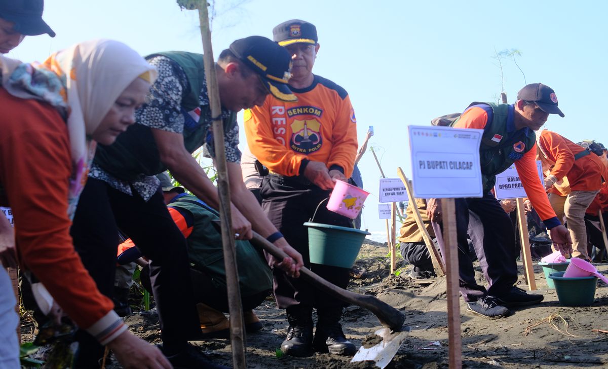 PJ Bupati Cilacap Awwaludin Muuri menanam mangrove di Pantai Lanchang Indah Widarapayung