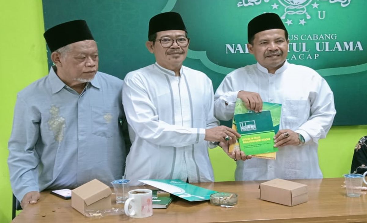 serah terima dokumen KBIHUNU Cilacap kepada Ketua PCNU Cilacap H Imam Tobroni