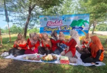 Potong Tumpeng pada Harlah Fatayat NU Kesugihan di Pantai Menganti