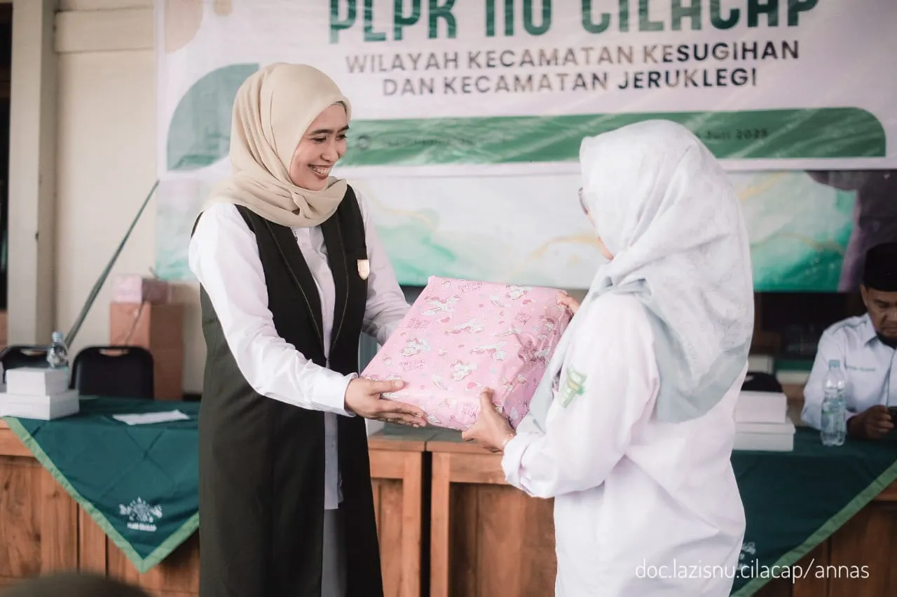 Indah Mayasari berbagi doorprize dengan PLPK