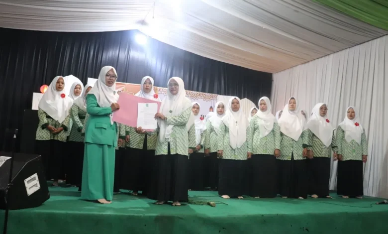 Ketua PC Fatayat NU Cilacap Tun Habibah secara resmi melantik PR Fatayat NU Keleng (15//09//2025) di Masjid Baiturohman