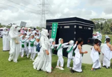 Ribua santri Kesugihan ikuti Peragaan Manasik Haji di Lapangan Desa Karangjengkol, Ahad (15/09//2025)