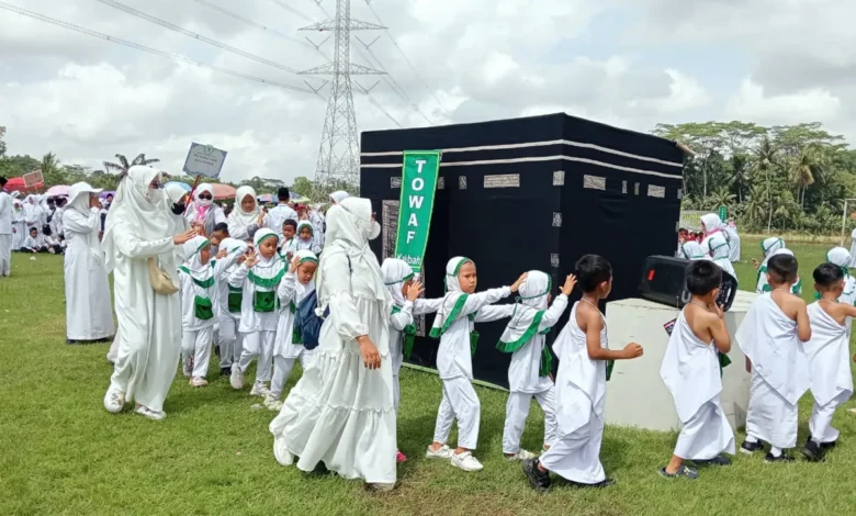 Ribua santri Kesugihan ikuti Peragaan Manasik Haji di Lapangan Desa Karangjengkol, Ahad (15/09//2025)