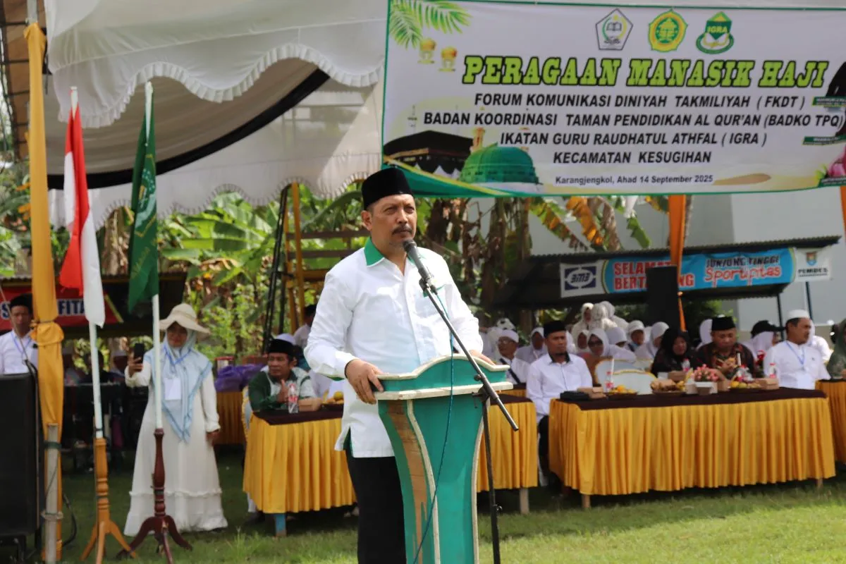 Kepala Kantor Kemenag Cilacap H Aziz Muslim saat membuka Peragaan Manasik Haji di Kecamatan Kesugihan 