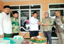 Potong tumpeng oleh Ketua PCNU Cilacap H Paiman Sahlan wujud syukur diresmikannya Gedung Klinik Azzahra 2 (10/10/2025)