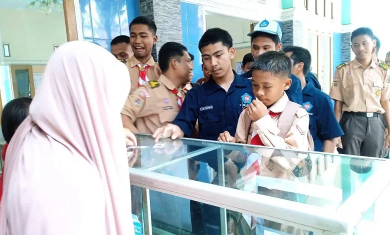 PC 'Aisyiyah Karangpucung berbagi nasi bungkus Jumat Berkat mengisi momen Hari Santri