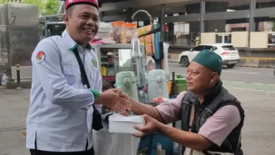 Ketua Pimda PGMM Cilacap H Fathudin membagikan makanan kepada pedagang di sekitar area aksi GERUS di Jakarta