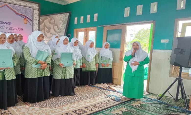 Ketua I PC Fatayat NU Cilacap Heni Styaningsih saat melantik PR dan PAR Fatayat NU Slarang, Ahad (2/10/2025)