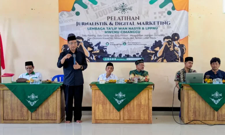 Ketua LTNNU Cilacap H Aryo Subroto saat membuka pelatihan Jurnalistik di Cimanggu (16/11/2025)