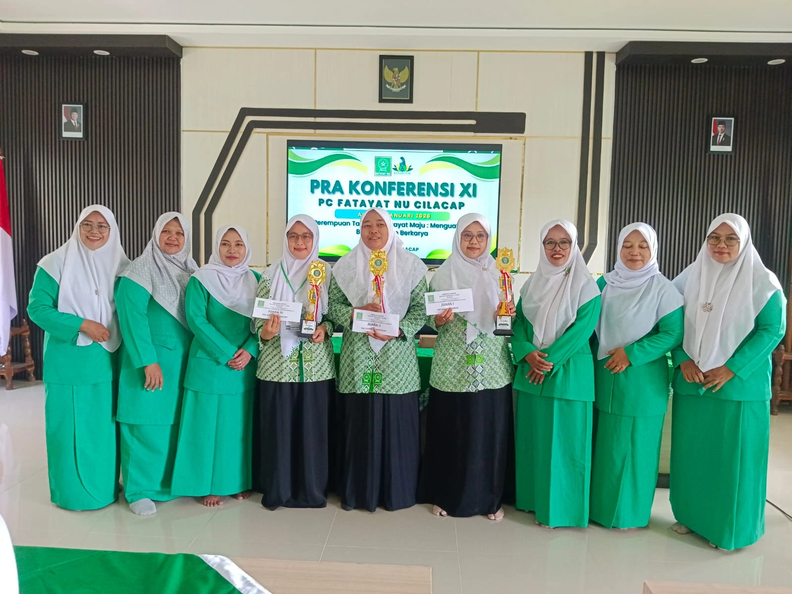 Pembagian hadiah untuk para juara sayembara desain logo Konferensi XI PC Fatayat NU Cilacap 