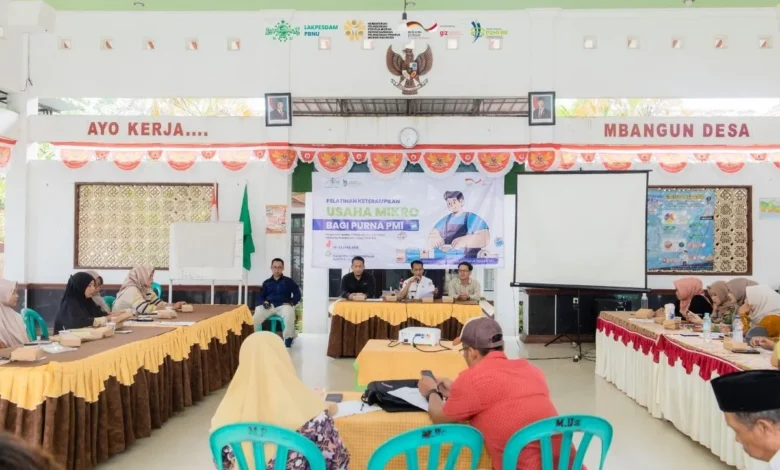 pelatihan usaha mikro untuk Purna PMI di desa Glempangpasir tekankan pemasaran digital
