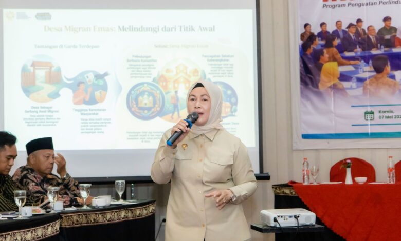 Direktur Reintegrasi dan Penguatan Keluarga Kementrian P2MI, Hadi Wahyuningrum saat mengisi Lokakarya Muli Stakeholder Forum di Cilacap, Kamis (07/05/2026)