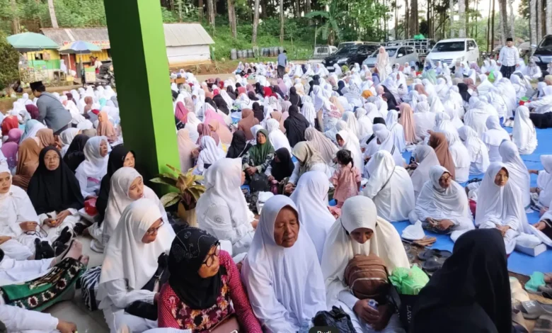 Ribuan jamaah padati area Gedung Sekber MWCNU Cimanggu ikuti gerbuhu di hari Arafah, Selasa (27/05/2025)