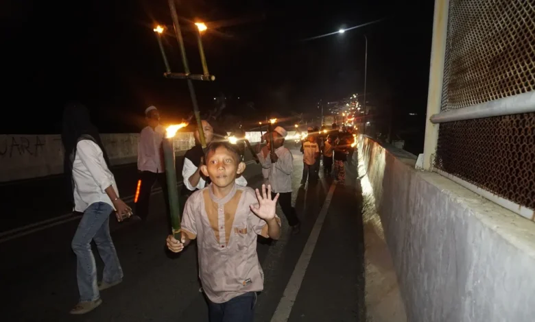 pawai obor meriahkan malam takbiran idul adha di Desa Bajing