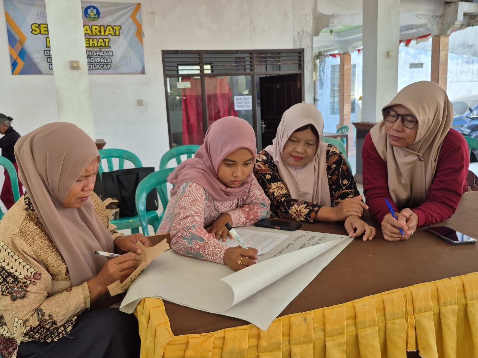 Peserta Pelatihan Migrasi Aman melakukan FGD di Balaidesa Glempangpasir, Kecamatan Adipala.