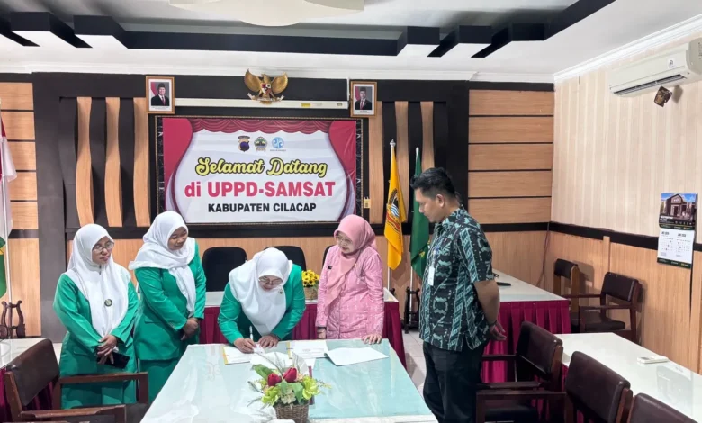 Ketua PC Fatayat NU Cilacap Puji Iriyanti tandatangai MoU kerjasama dengan UPPD Samsat Cilacap (23/06/2026)