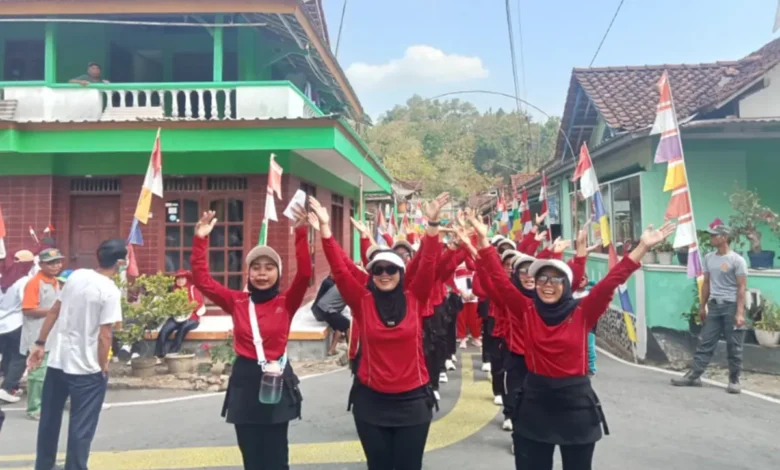 Lomba jalan sehat warga Bengbulang warnai HUT RI (15/08/2026)