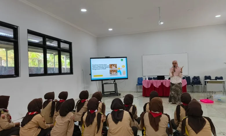 LPBINU Cilacap dampingi Pramuka SMA N 1 Patimuan pelatihan sulah limbah jlantah