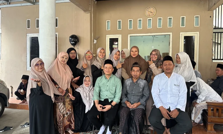 Dharma Wanita Kecamatan Karangpucung anjangsana ke tokoh NU