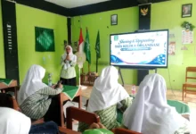 Sekretaris PAC Fatayat NU Karanggpucung saat menyampaikan Materi Sharing dan Upgrading