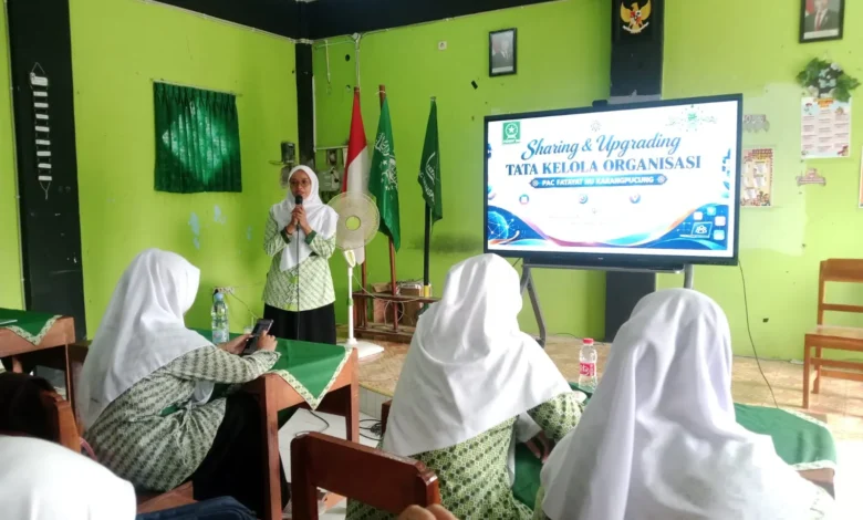 Sekretaris PAC Fatayat NU Karanggpucung saat menyampaikan Materi Sharing dan Upgrading