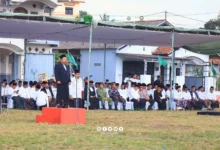 Ketua PCNU Cilacap H Paiman Sahlan memimpin upacara hari santri tingkat PCNU Cilacap (22/10/2026) di lapangan sunan kalijaga