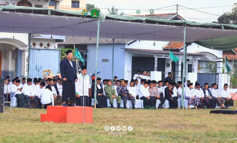 Ketua PCNU Cilacap H Paiman Sahlan memimpin upacara hari santri tingkat PCNU Cilacap (22/10/2026) di lapangan sunan kalijaga