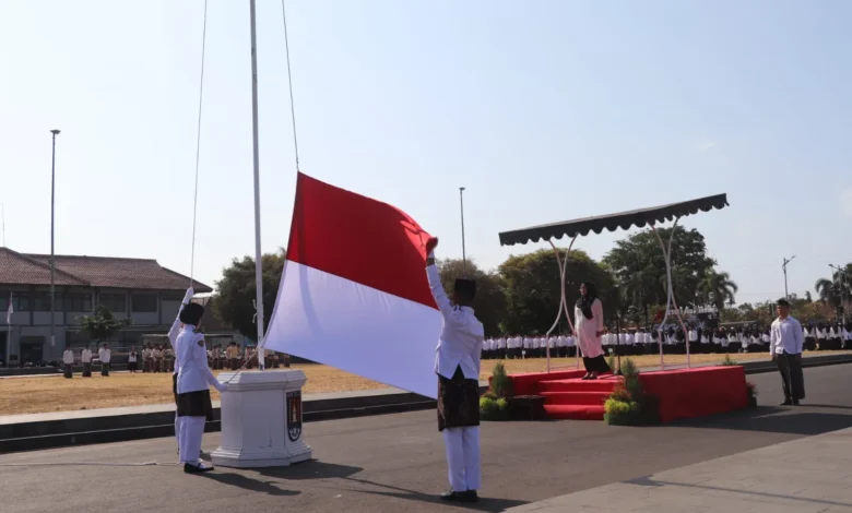 upacara hari santri nasional di alun alun Cilacap dipimpin oleh Sekda Anisa