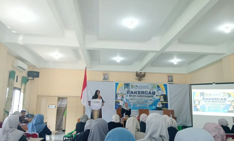 Anggota DPRD Jawa Tengah H Siti Rosidah Hadiri Rakercab DPC KPPI Cilacap